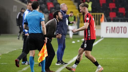 Beşiktaş'a golünü attı, hocasına koştu